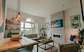 Spacious, Mid-Century 1 Bedroom Apartment