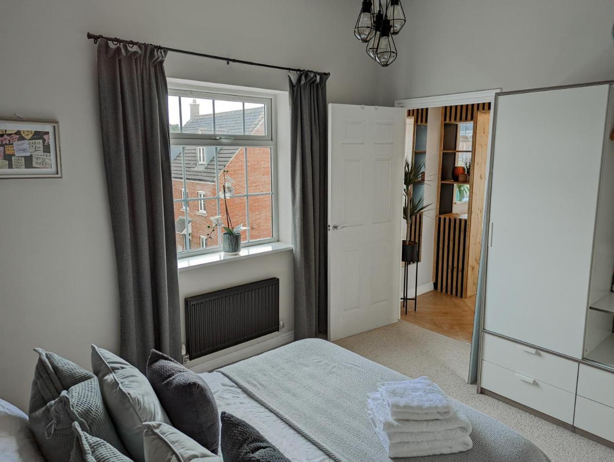 Spacious, Mid-Century 1 Bedroom Apartment Quedgeley Exterior photo