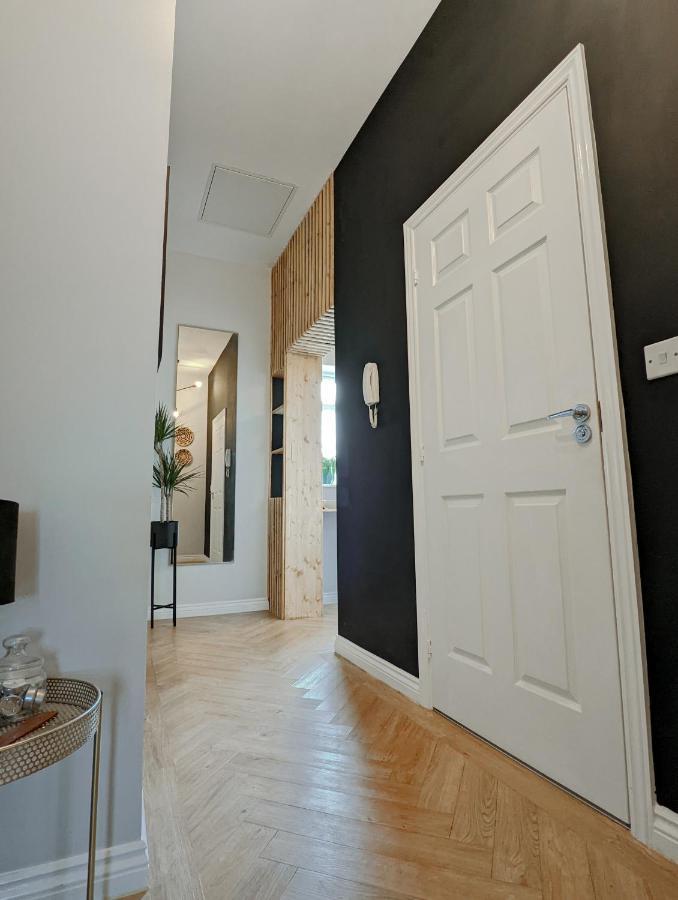 Spacious, Mid-Century 1 Bedroom Apartment Quedgeley Exterior photo